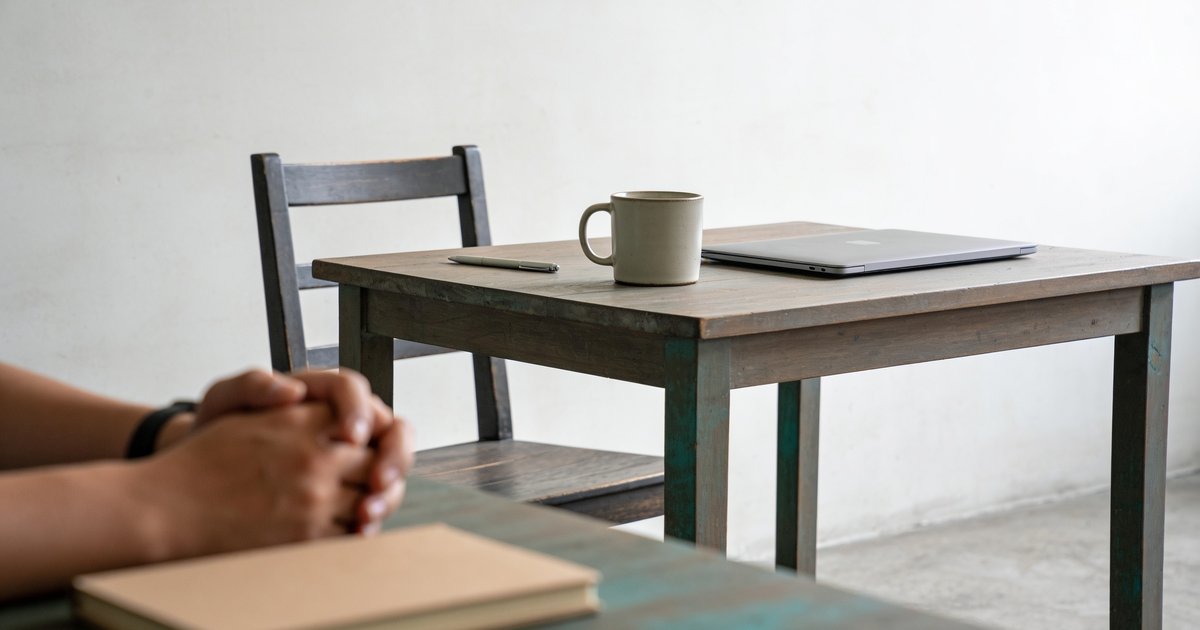 Aufgeräumter Arbeitsplatz mit Notizbuch, lokale SEO-Arbeitsweise für Handwerk und Mittelstand