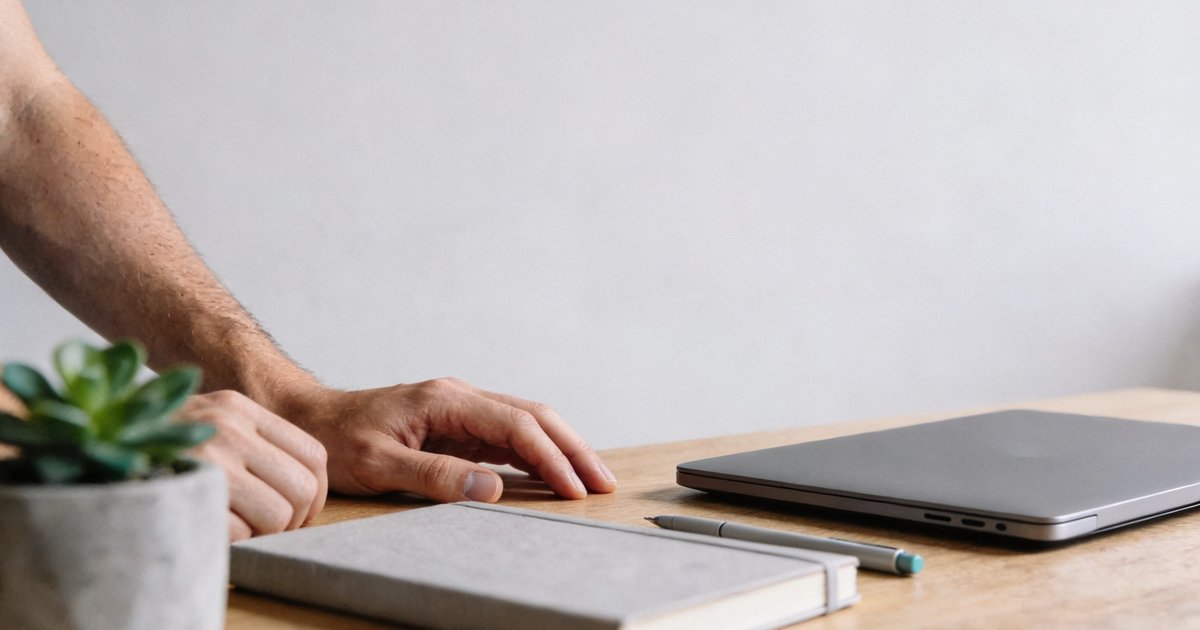 Heller Arbeitsplatz mit Pflanze und Notizbuch, datenbasierte SEO-Arbeitsweise für Gesundheit und Mittelstand