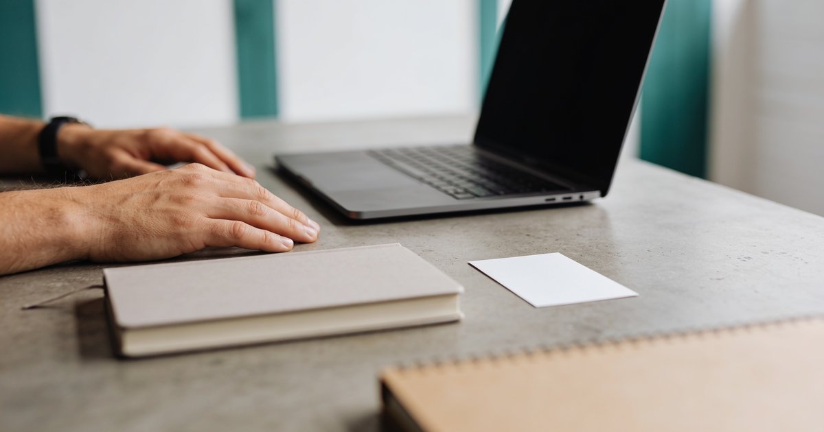 Datenbasierte SEO-Arbeit am Schreibtisch, Notizbuch und Karte