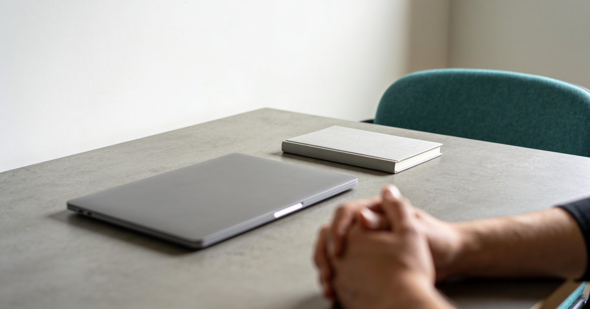 Home-Office-Arbeitsplatz eines Freelancers, geschlossener Laptop